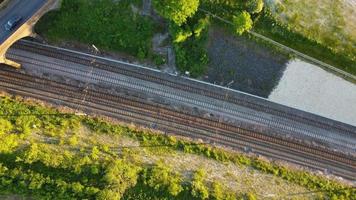 vista de la cámara del dron de alto ángulo de las vías del tren en luton inglaterra reino unido video