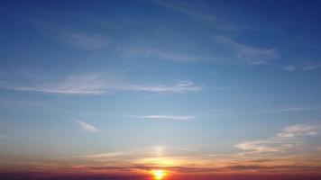 beau coucher de soleil sur la campagne britannique. vue en plongée et images aériennes video