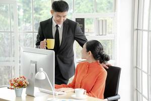 gente de negocios en la oficina trabajando juntos. foto