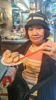 ancianas asiáticas comen comida callejera de taiwán en la nueva ciudad de taipei taiwán, viajes de comida callejera de taiwán foto