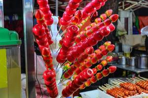 comida callejera famosa china tang hulu en el mercado nocturno de yiwu foto