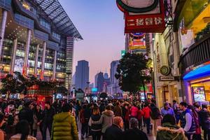 shanghai.china - 24 de enero de 2015.vida nocturna de la gente caminando en la calle peatonal de nanjing road en la ciudad de shang hai china foto