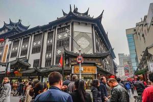 shanghai.china - 25 de enero de 2015. turista viene al jardín yuyuan en las vacaciones, ciudad de shanghai china foto