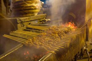 cerrar la comida callejera de cabra grill en la ciudad de shanghai china foto