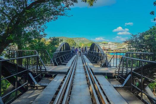 kanchanaburi.tailandia- 21 de noviembre de 2015.turista desconocido caminando por el ferrocarril de birmania kanchanaburi,tailandia foto