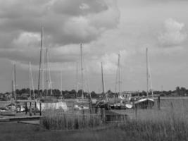 en el río schlei en schleswig holstein foto