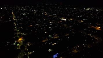 belles images de drones aériens à angle élevé de la ville britannique la nuit video