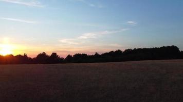 hermosa puesta de sol en la campiña británica. vista de ángulo alto y tomas aéreas video