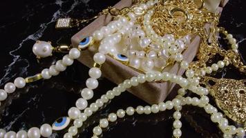 joias clássicas para senhoras na vitrine de uma joalheria. Imagem de 3840x2160 de caixa giratória com joias. jóias feitas de pérolas, colar de pérolas em uma decoração de pedestal para fashionistas glamourosas,