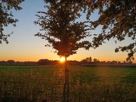 puesta de sol en el muensterland alemán foto