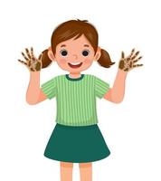 linda niña mostrando sus manos sucias con barro y suciedad del suelo