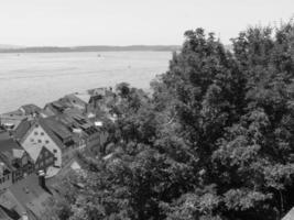 la ciudad de meersburg en el lago de constanza foto