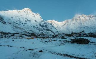vista de la cordillera de annapurna desde el campamento base de annapurna del área de conservación de annapurna de nepal al amanecer. foto