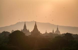 la silueta de la antigua pagoda en bagan, uno de los sitios del patrimonio mundial de la unesco y el primer imperio de myanmar al atardecer. foto