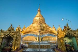 La pagoda kuthodaw es una estupa budista, ubicada en mandalay, birmania. que contiene el libro más grande del mundo. La pagoda kuthodaw se compone de cientos de santuarios que albergan losas de mármol con inscripciones. foto