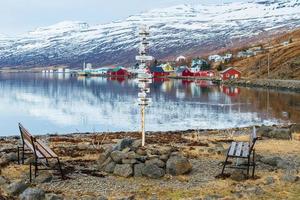 eskifjordur el encantador pueblo de pescadores en el fiordo este de islandia. el este de islandia tiene fiordos impresionantes y encantadores pueblos pesqueros. foto