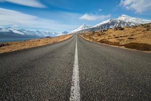 la carretera hacia el hermoso paisaje de la región este de islandia. foto