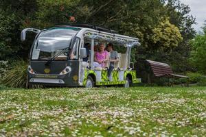 melbourne, australia - 10 de octubre de 2015 - el coche eléctrico que lleva a los turistas a hacer turismo por el jardín botánico real de la ciudad de melbourne, australia. foto