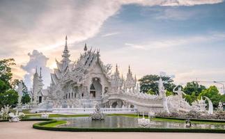 'el templo blanco' en chiang rai, también conocido como 'wat rong khun' en tailandés, la extraña creación del artista nacional tailandés chalermchai kositpipat. foto