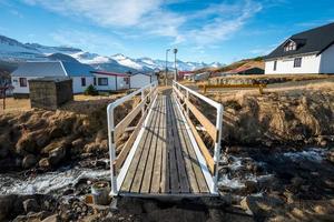 el puente que cruza el río en stodvarfjordur, el pequeño y encantador pueblo del este de islandia. foto