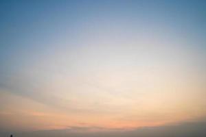 verano de nubes de fondo. verano de nubes. cielo nube cinemática. fondo de textura de puesta de sol hermosa y cinematográfica de cielo natural foto