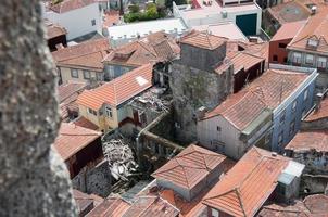 vista aérea de casas antiguas y techos en el centro de porto. foto