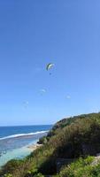 parapente sobre el mar foto