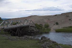 puente sobre un arroyo en el centro de mongolia. foto