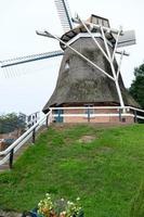 molino de viento en frisia oriental alemania foto