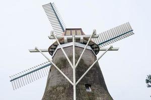molino de viento en frisia oriental alemania foto