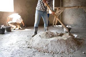 trabajador está mezclando mortero foto