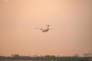 ciudad de ho chi minh, vietnam - 12 de febrero de 2022, un avión vuela sobre áreas urbanas preparando el aterrizaje en el aeropuerto internacional de tan son nhat y despega en el aeropuerto de tsn foto