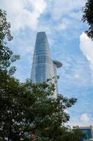 ciudad ho chi minh, vietnam - 13 de febrero de 2022 torre financiera bitexco, rascacielos visto desde abajo hacia el cielo. desarrollo urbano con arquitectura moderna foto