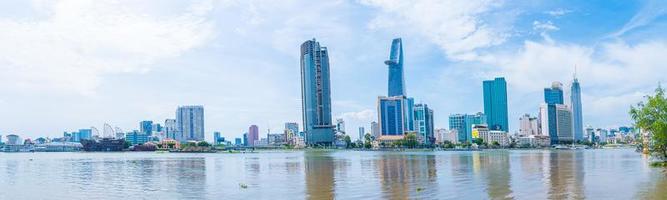 ciudad ho chi minh, vietnam - 12 de febrero de 2022 torre financiera bitexco, rascacielos visto desde abajo hacia un cielo. desarrollo urbano con arquitectura moderna foto