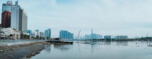 ciudad de ho chi minh, vietnam - 12 de febrero de 2022 horizonte con el emblemático rascacielos 81, se está construyendo un nuevo puente atirantado que conecta la península de thu thiem y el distrito 1 a través del río saigon. foto