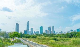 ciudad de ho chi minh, vietnam - 12 de febrero de 2022 hermoso paisaje puesta de sol de la ciudad de ho chi minh o sai gon, vietnam. torre financiera bitexco y edificios rascacielos. concepto de negocio y paisaje. foto