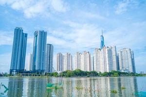 ciudad de ho chi minh, vietnam - 12 de febrero de 2022 hermosa vista del cielo azul en el punto de referencia 81 es un rascacielos súper alto en el centro de la ciudad de ho chi minh, vietnam y el puente de saigón con edificios de desarrollo foto