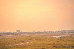 ciudad de ho chi minh, vietnam - 12 de febrero de 2022, un avión vuela sobre áreas urbanas preparando el aterrizaje en el aeropuerto internacional de tan son nhat y despega en el aeropuerto de tsn foto