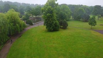 Luchtfoto en hoge hoekbeelden van lokaal openbaar park op een bewolkte dag, wardown park is gelegen aan de rivier lea in luton. het park heeft diverse sportfaciliteiten, is de thuisbasis van het wardown park museum. video