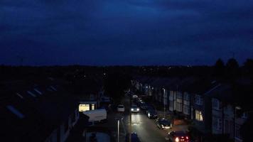 prachtige hoge hoekbeelden van zonsondergang nachtzicht in de Britse stad Luton Town of England, luchtbeelden van verlichte wegen, verkeer en woonhuizen video