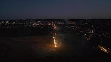 bela noite vista aérea de fogos de artifício ao vivo sobre a cidade britânica, imagens de drone de alto ângulo da cidade de luton, na inglaterra, reino unido video