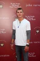 los angeles, 13 de marzo - chris zylka llegando al octavo beneficio anual de stuart house de john varvatos en la tienda john varvaots el 13 de marzo de 2011 en los angeles, ca foto