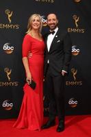 los angeles, 18 de septiembre - martel thompson, tony hale en los premios emmy en horario estelar de 2016, llegadas al microsoft theater el 18 de septiembre de 2016 en los angeles, ca foto