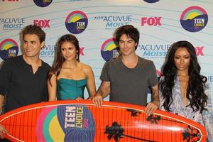 los angeles, 22 de julio - paul wesley, nina dobrev, ian somerhalder, kat graham en la sala de prensa de los premios teen choice 2012 en el anfiteatro gibson el 22 de julio de 2012 en los angeles, ca foto