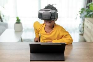 linda chica usando gafas de realidad virtual en casa, experimento de educación remota, futuro hoy, nueva educación en línea, estilo de vida interior foto