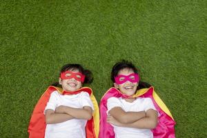 superhéroe niña asiática con inspiración en los derechos de las mujeres en el concepto de éxito educativo foto