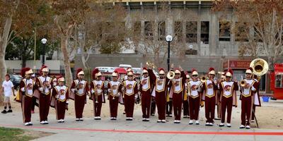 los angeles, 16 de octubre - banda de marcha de usc en el capítulo del oeste dorado de la asociación als paseo del condado de los angeles para derrotar a als en el parque de exposiciones el 16 de octubre de 2016 en los angeles, ca foto