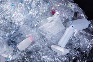 Residuos de basura y envases de plástico usados no degradables. foto