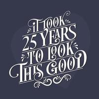 tardó 25 años en lucir tan bien: celebración del 25 cumpleaños y del 25 aniversario con un hermoso diseño de letras caligráficas. vector
