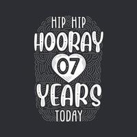 hip hip hurra 7 años hoy, letras de evento de aniversario de cumpleaños para invitación, tarjeta de felicitación y plantilla. vector